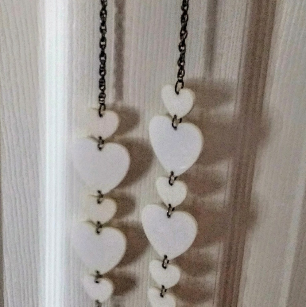 Asymmetrical 21.5 inch-long heart necklace